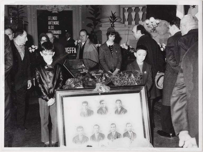 Gattatico-Reggio Emilia, 27-30 marzo 1970, Funerali di Alcide Cervi, camera ardente di Alcide nella Sala del Tricolore di Reggio Emilia, picchetto d'onore